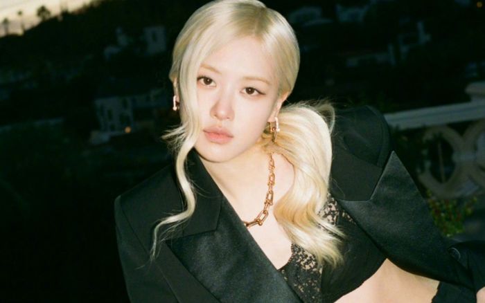 Rosé 'gây sốt' với loạt ảnh gợi cảm hiếm hoi