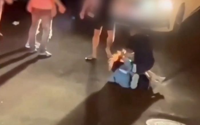 Chàng trai 19 tuổi gây phẫn nộ vì cắt tóc bạn gái cũ giữa đường