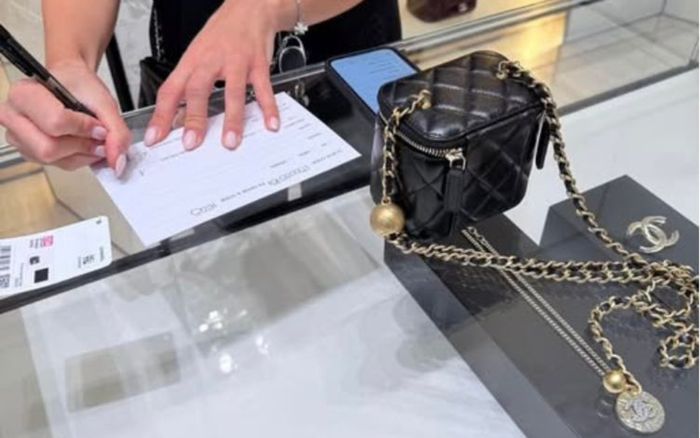 Người phụ nữ bán xe hơi của bạn trai để mua túi hiệu vì sợ bị coi là 'gái quê'