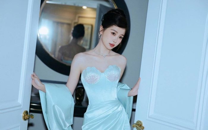 'Tứ bề thọ địch' Ngu Thư Hân