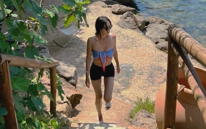 Nữ diễn viên xả ảnh du lịch châu Âu cùng chồng kém 10 tuổi