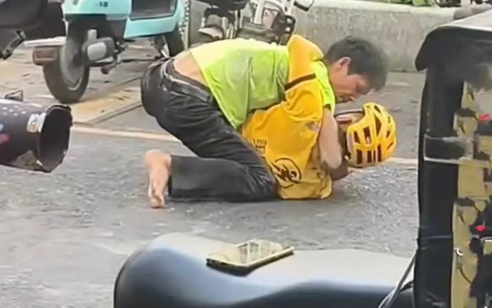 Va chạm xe với nhân viên giao hàng trên đường, hành động sau đó của người đàn ông gây xôn xao