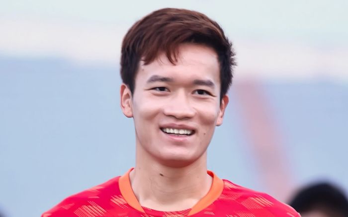 Ngả mũ trước đẳng cấp của tiền vệ Hoàng Đức