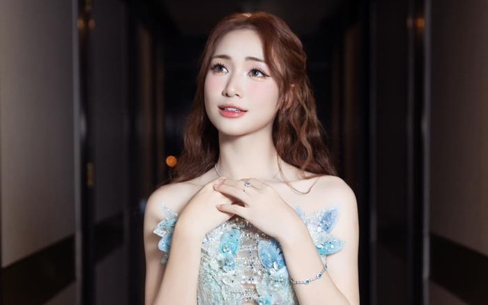 Hòa Minzy vướng tranh cãi khi hát 'Nỗi đau giữa hòa bình'