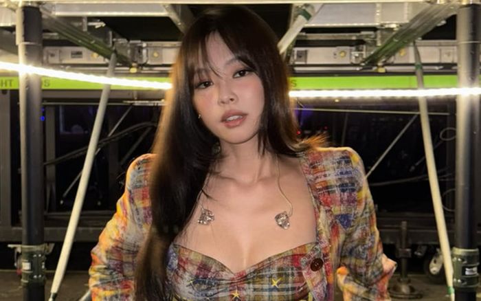 Loạt ảnh chụp lén Jennie khiến dân tình 'dậy sóng'