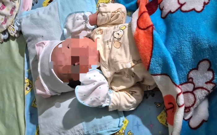 Bé trai sơ sinh bị bỏ rơi, mẩu giấy của người mẹ 'còn đi học' để lại gây chú ý