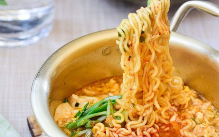 Ăn mì gói vào đêm khuya, người đàn ông 40 tuổi lên cơn nhồi máu cơ tim