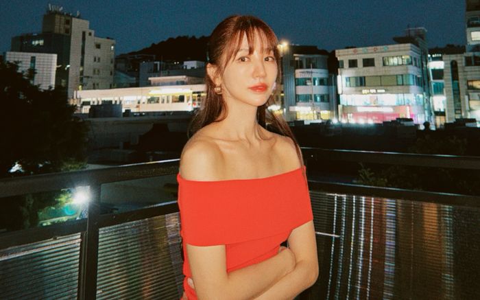 Nữ ca sĩ bị tạt axit, suýt mù mắt