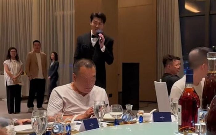 Nam tài tử nổi tiếng một thời đi hát nhà hàng, quan khách không thèm để mắt xem