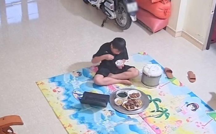 Chị lấy chồng xa, bố mẹ không ở với nhau: Em trai một mình bên mâm cơm khiến mạng xã hội nghẹn ngào