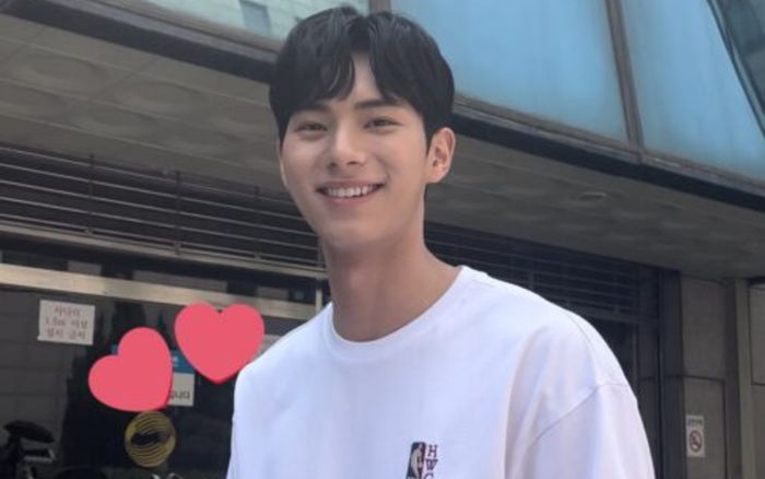 Ảnh đời thường của nam chính 'Bon Appétit, Your Majesty' khiến cõi mạng dậy sóng