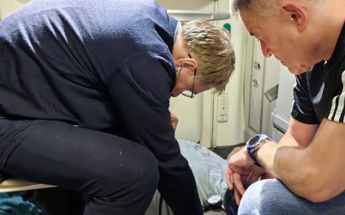 Bộ trưởng Y tế Nga Murashko cứu sống hành khách bị đau tim trên máy bay đến Hà Nội