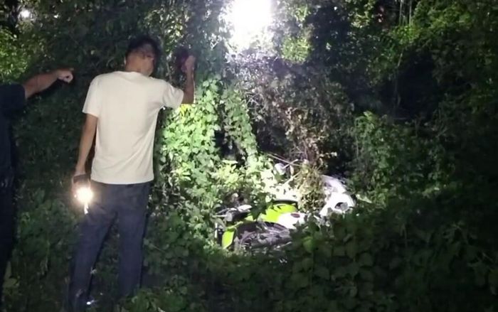 Ngửi thấy mùi thối nồng nặc trong bụi cây, người dân bàng hoàng khi đến kiểm tra