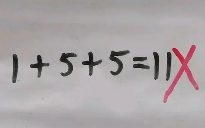 Con mang về nhà bài toán '1+5+5=11' bị chấm sai, mẹ bối rối phải hỏi thầy giáo