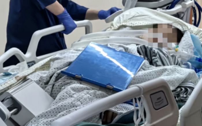 Đi dạo rồi vô tình giẫm phải thùng chứa chất lỏng, người phụ nữ qua đời ngay sau đó