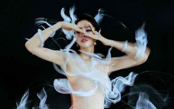 Hoa hậu Tiểu Vy mặc váy xuyên thấu khoe cơ thể căng tràn trong dịp đặc biệt