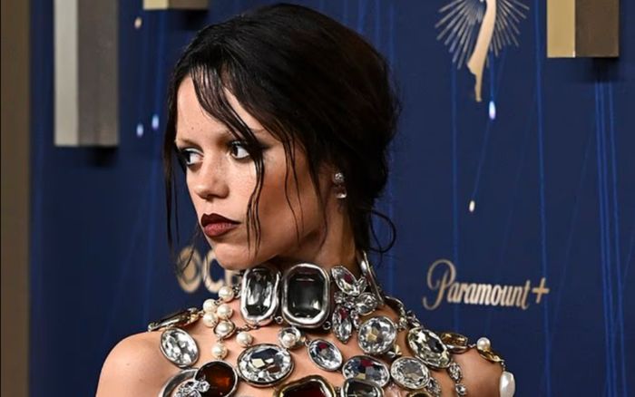 Nữ diễn viên diện trang phục được gửi đến trong quan tài, phản ứng gây sốc của khán giả