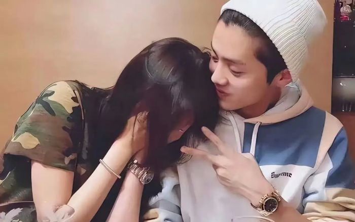 Một cặp đôi nổi tiếng hẹn hò 8 năm lộ rõ 'hint' chia tay