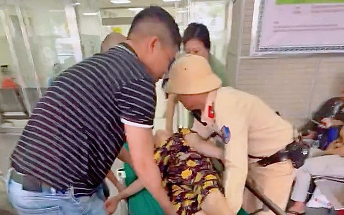 Khoảnh khắc đặc biệt trên Quốc lộ 5: CSGT Hà Nội vừa làm điều khiến ai cũng xúc động