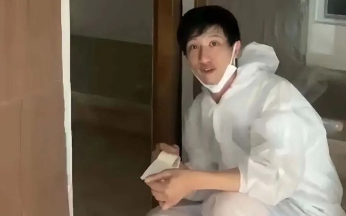 'Thần đồng âm nhạc' tiêu tan sự nghiệp vì tai tiếng, nay đi sửa nhà thuê, hát rong kiếm sống