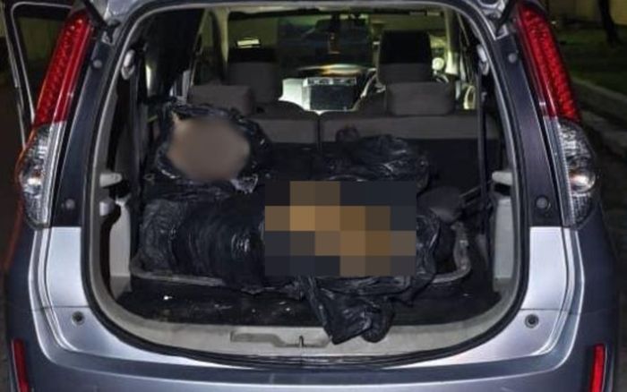 Kiểm tra đột xuất cốp xe, 3 người đàn ông bị bắt ngay lập tức