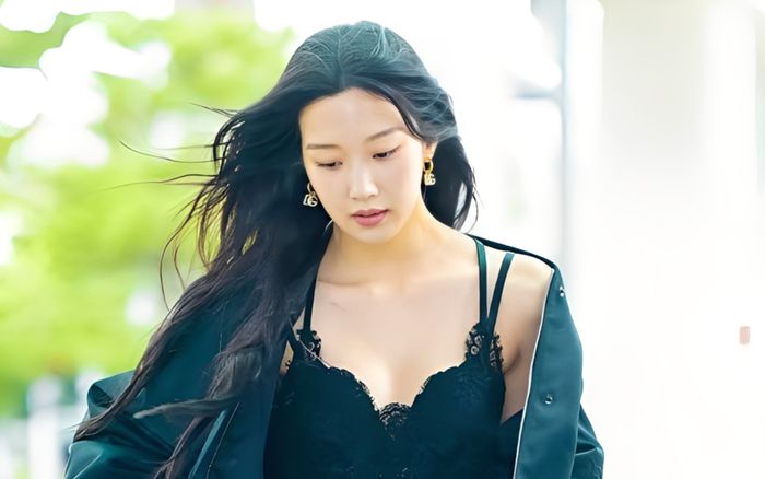 Nữ diễn viên diện đồ gây ngỡ ngàng ở sân bay