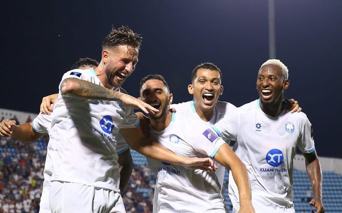 Thấy gì khi đội của Nguyễn Xuân Son dùng 11 ngoại binh?