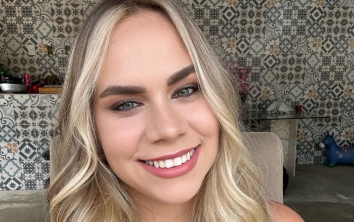 Vợ Nguyễn Xuân Son gây chú ý đặc biệt trên khán đài