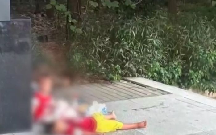 Ba đứa trẻ bị bỏ lại ở ga tàu điện ngầm, sự thật phía sau khiến nhiều người xót xa