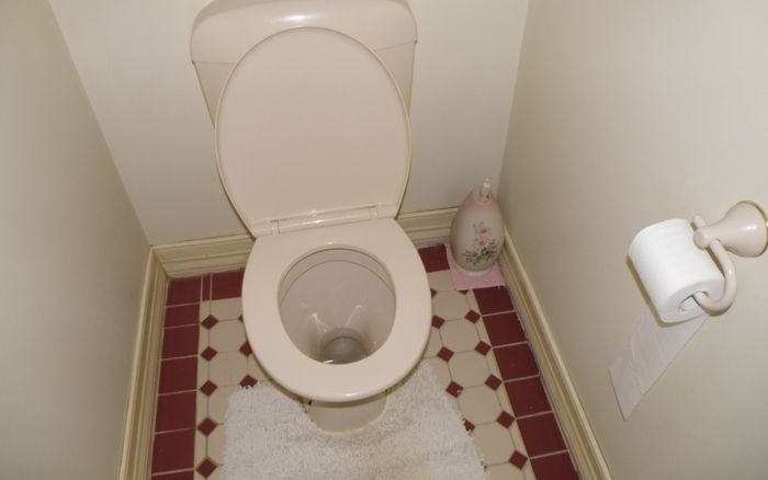 Thấy dấu hiệu lạ trong nước tiểu con trai, người mẹ đi bệnh viện xét nghiệm thì phát hiện cả nhà bị bệnh nặng