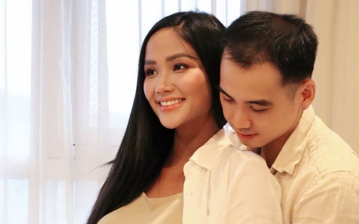 Hoa hậu H'Hen Niê rạng rỡ bên chồng, đếm ngược ngày gặp con đầu lòng