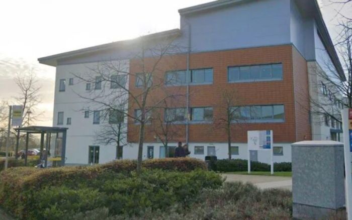 Bác sĩ bỏ bệnh nhân trên giường mổ đi ân ái với y tá, bị sa thải phải bỏ về quê