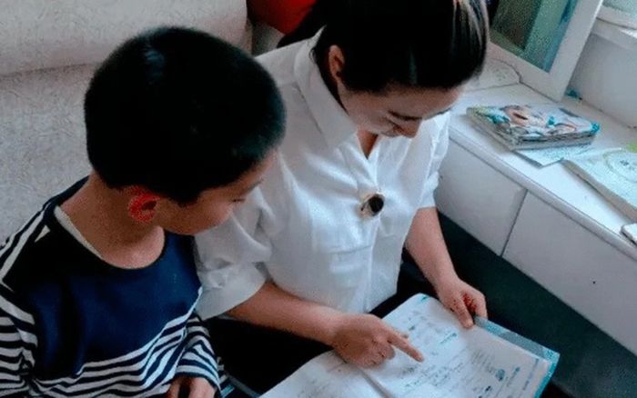 Thấy bài toán '10-3-2=5' bị chấm sai, mẹ đi hỏi giáo viên lại càng bức xúc hơn hơn