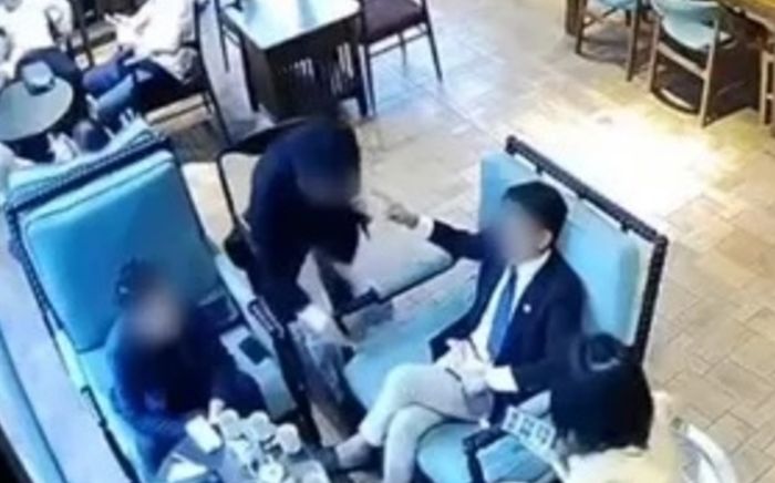 Vụ đánh nhân viên quán cà phê vì bị nhắc ngưng hút thuốc: 'Tổng tài' phân trần