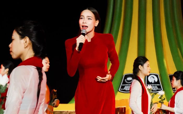 Hồ Ngọc Hà gây bất ngờ khi hát nhạc cách mạng
