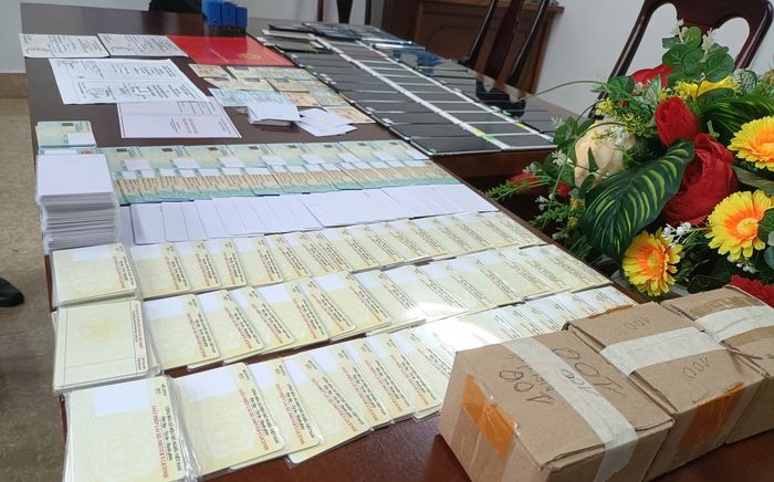 Lộ diện 'ông trùm' cầm đầu đường dây giấy tờ giả tinh vi ở Huế