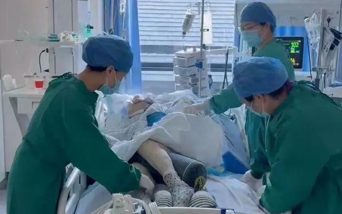 Người phụ nữ 65 tuổi nguy kịch sau khi ăn cua sống ướp gia vị tự chế biến, chuyên gia lên tiếng cảnh báo