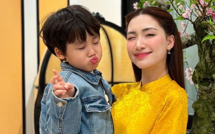 Cuộc trò chuyện của Hòa Minzy và con trai khiến fan xúc động