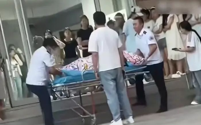 Nữ sinh đẻ con ở nhà vệ sinh ký túc xá, tự cắt dây rốn rồi giấu trong phòng