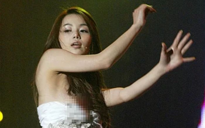 Nữ ca sĩ bị tuột váy trên sân khấu, bật khóc vì quá xấu hổ