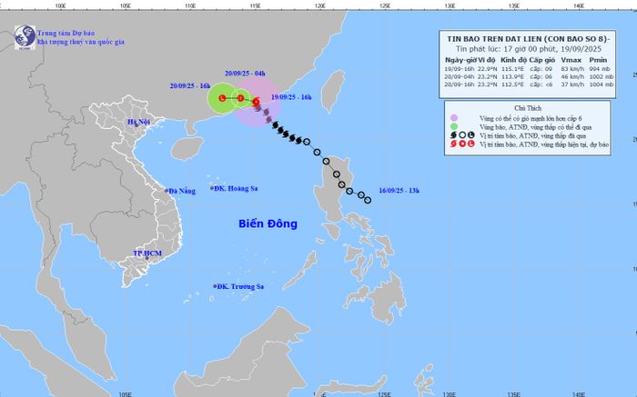 Bão số 8 đã đi vào đất liền