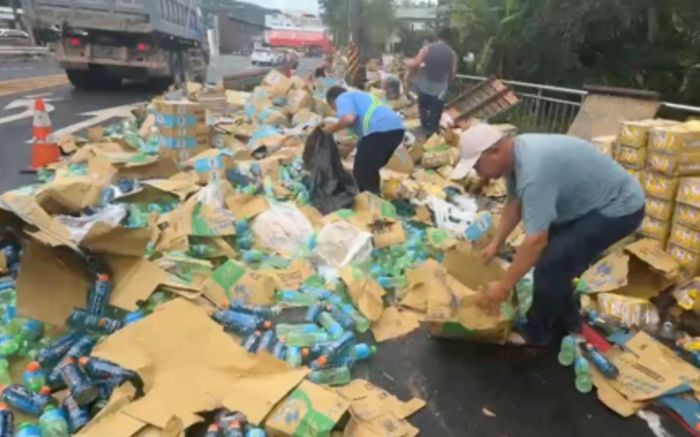 Xe tải làm đổ hàng trăm thùng nước ngọt xuống đường, người dân đổ xô vào nhặt