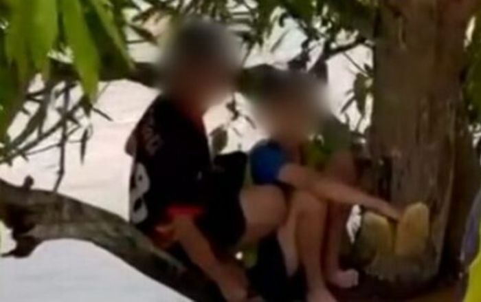 4 cậu bé bị lũ cuốn trôi vướng vào ngọn cây, nghẹt thở khoảnh khắc giải cứu