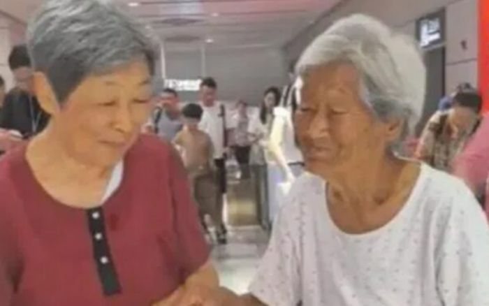 Người mẹ 109 tuổi đứng chờ con gái 79 tuổi tại ga tàu khiến cộng đồng mạng nghẹn ngào