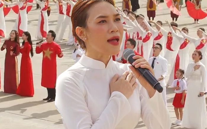 Dàn nghệ sĩ xuất hiện tại Quảng trường Ba Đình, cất cao giọng hát đầy tự hào