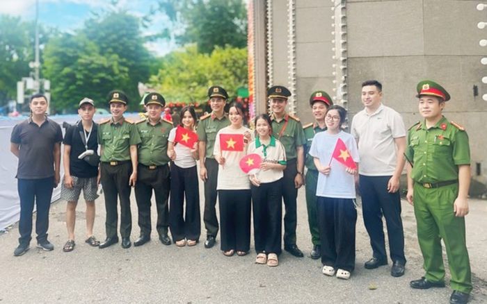 Niềm vui trọn vẹn của nhóm học sinh từ tỉnh ngoài về Hà Nội xem sự kiện A80