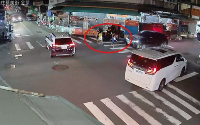 Hai anh em học sinh 'biến mất' lúc đêm khuya, người bố tức giận sau khi biết sự thật