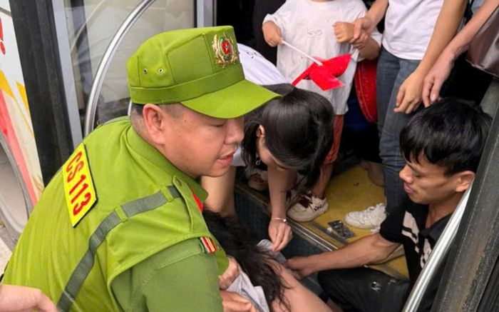 Một phụ nữ trung niên bị khống chế trên xe buýt, nghi vấn có hành vi đáng xấu hổ