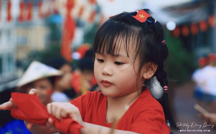 Hoà bình đẹp lắm: Trẻ thơ xuống phố, ngắm nhìn Tổ quốc trong vòng tay cha mẹ