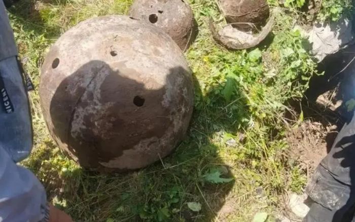 Đi leo núi, nhóm người phát hiện cổ vật kì lạ giữa đường